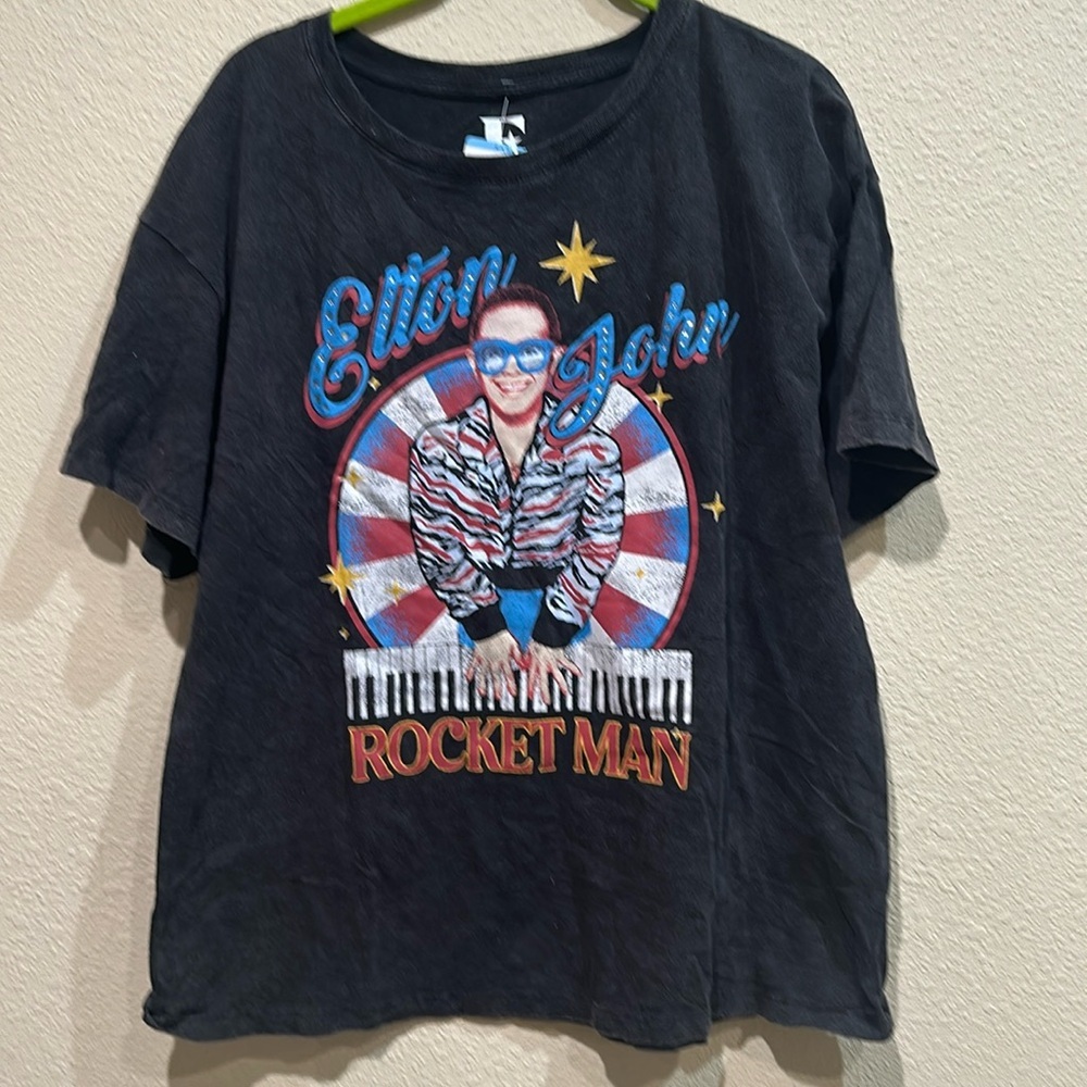 Nwt Elton John very softy graphic tee. Size large. 100 cotton. Pit 22”. Length26